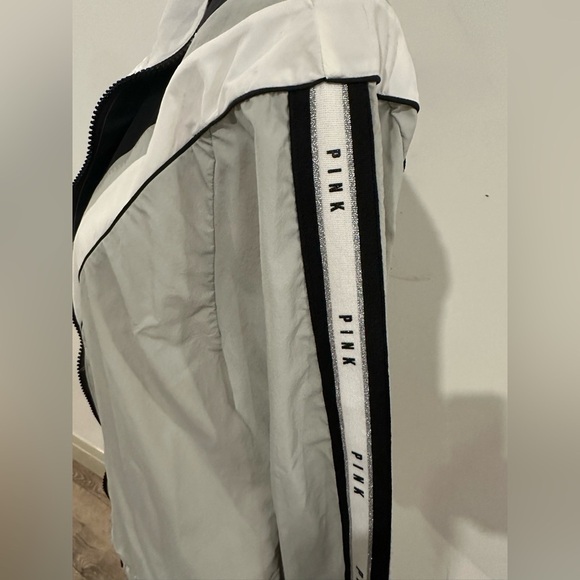 Pink Victoria Secret XS Black and Gray Chevron Lightweight Windbreaker Jacket - Picture 5 of 7